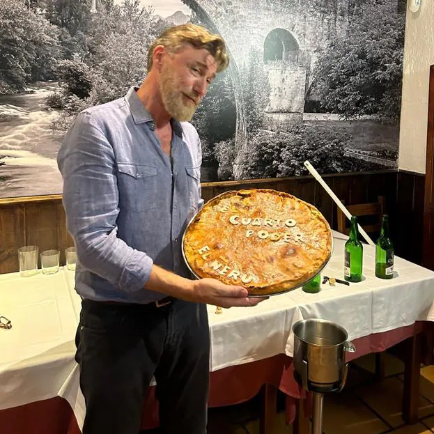 Robert Gavin Bonnar, celebrando el exito de su libro en el restaurante El Ñeru de Madrid. 