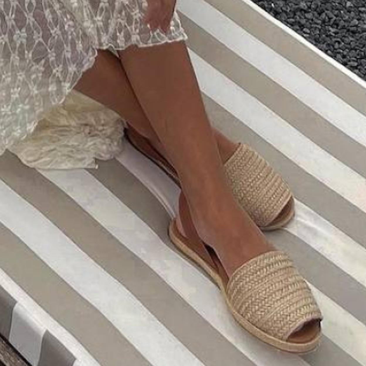 Influencer con sandalias de rafia/@ISABELCAMPOSR