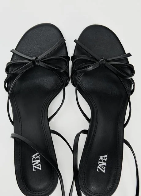 Sandalias negras de Zara (35,99 euros)