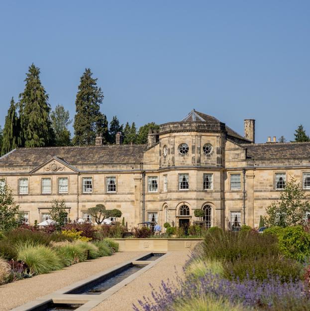 Los jardines y fachada de Grantley Hall, perfectos para un paseo al atardecer al estilo Bridgerton.