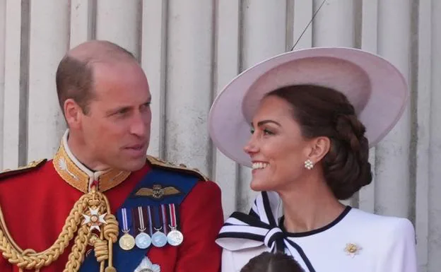 Kate Middleton junto a su esposo el príncipe Guillermo en el desfile del Trooping the Colour. 