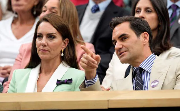 Kate Middleton junto al tenista Roger Federer en Wimbledon. 
