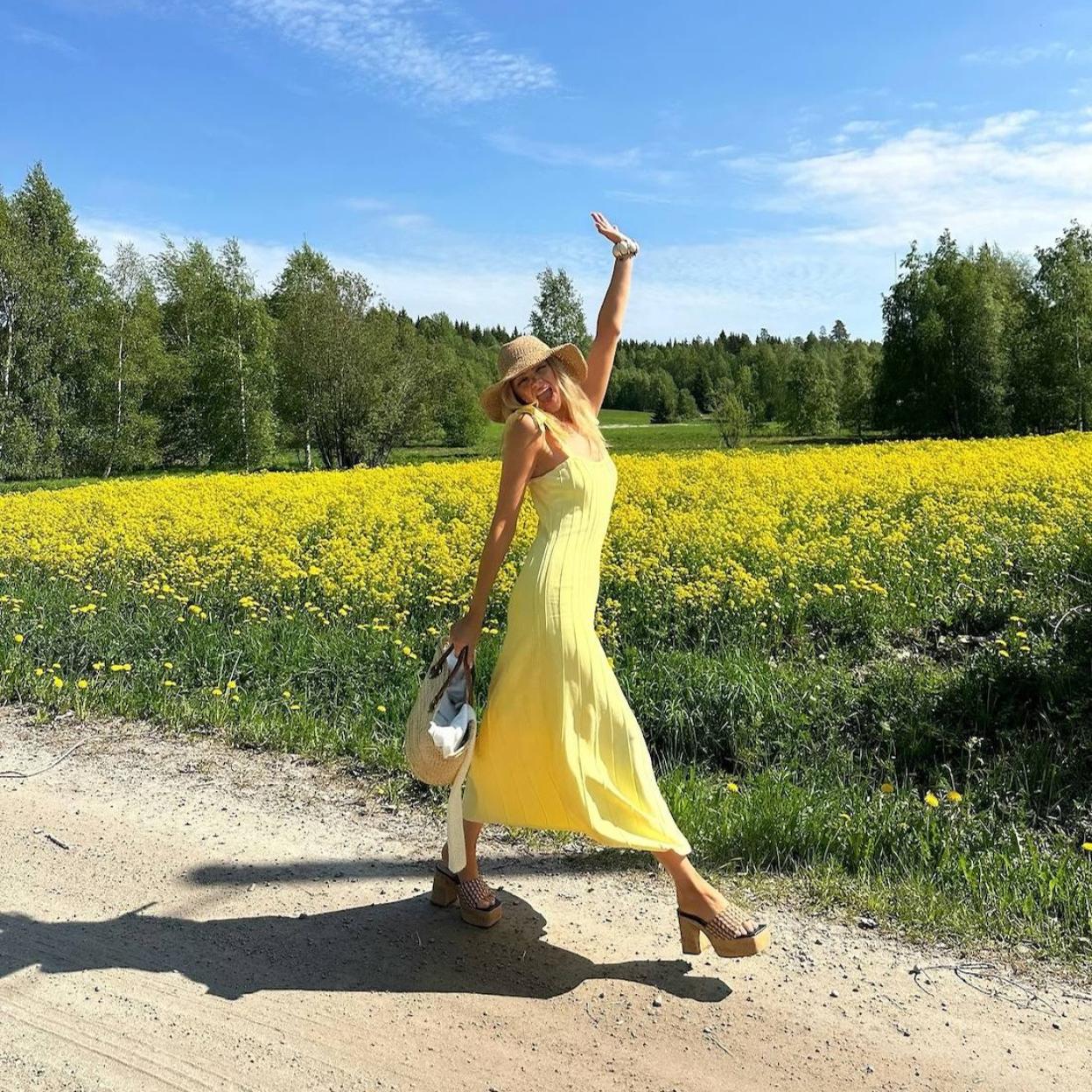 Influencer con vestido amarillo/@WEFELICIA