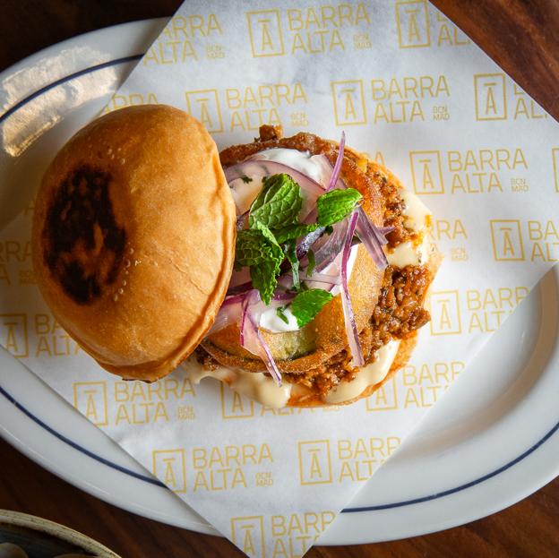 La ruta del Paquito: los bares y restaurantes que celebran el bocadillo de moda elaborado con carne de cordero