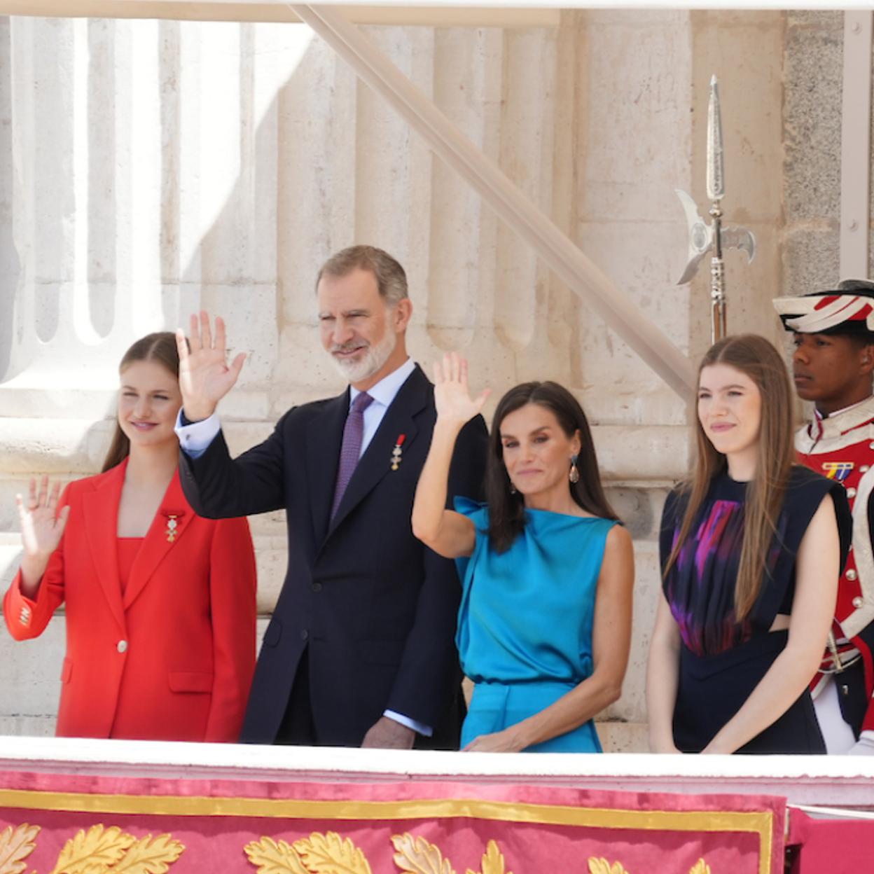 La familia real se asoma al balcón del Palacio real en el X aniversario de la proclamación de Felipe VI./limited pictures