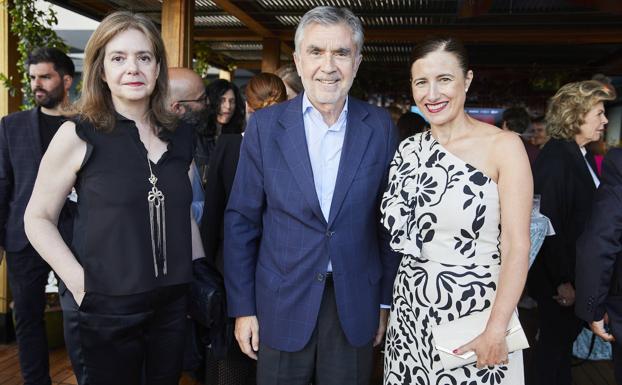 Lourdes Garzón, directora de Mujerhoy y WomenNOW; Iñaki Arechabaleta, CEO de Vocento; y Samary Fernández Feito, directora General del Área de Lujo, Estilo de Vida y Revistas de Vocento.