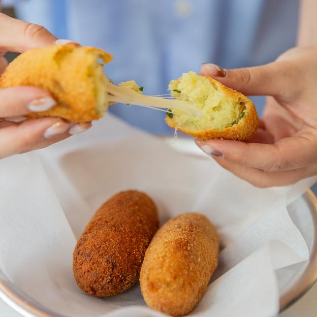 La croqueta de patatas con provola ahumada, perejil y pimienta negra que encontramos entre los entrantes de la Pizzeria Friggitoria de los hermanos Figurato. 