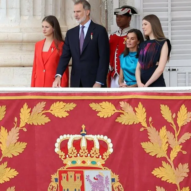 La familia real en el balcón del Palacio Real contemplando el desfile. 