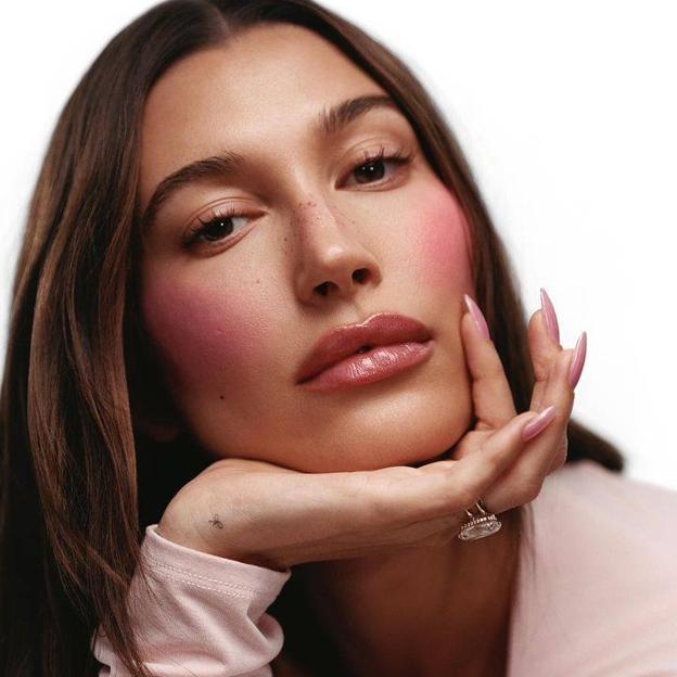 Strawberry blush, la tendencia de colorete viral icónica de Hailey Bieber que más favorece a todas