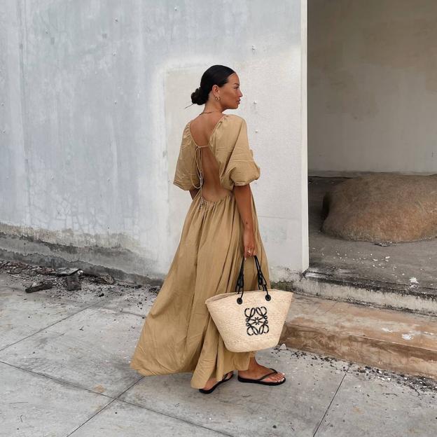 Influencer con vestido con espalda descubierta