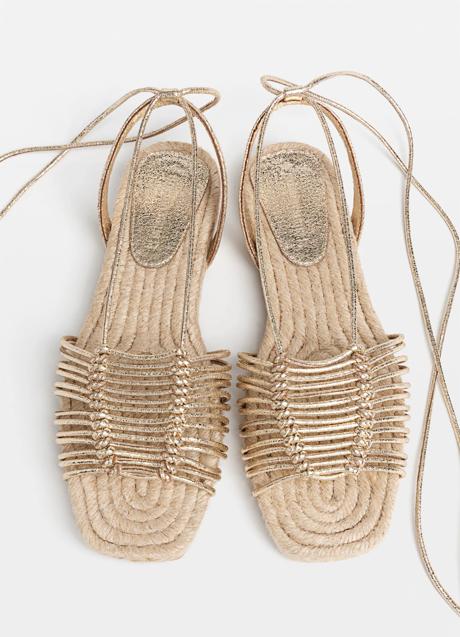 Sandalias doradas de esparto de Stradivarius (35,99 euros)