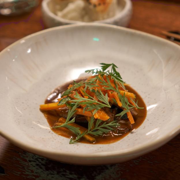 La ternera estofada con ensalada de zanahoria del Algarve de Kaigi, un plato sorprendente y delicioso en el que es irresistible mojar con el pan de leche japonés que lo acompaña.