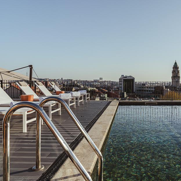 El rooftop con piscina del Vincci Bonjardim, un hotel perfecto para una escapada de fin de semana en Oporto.