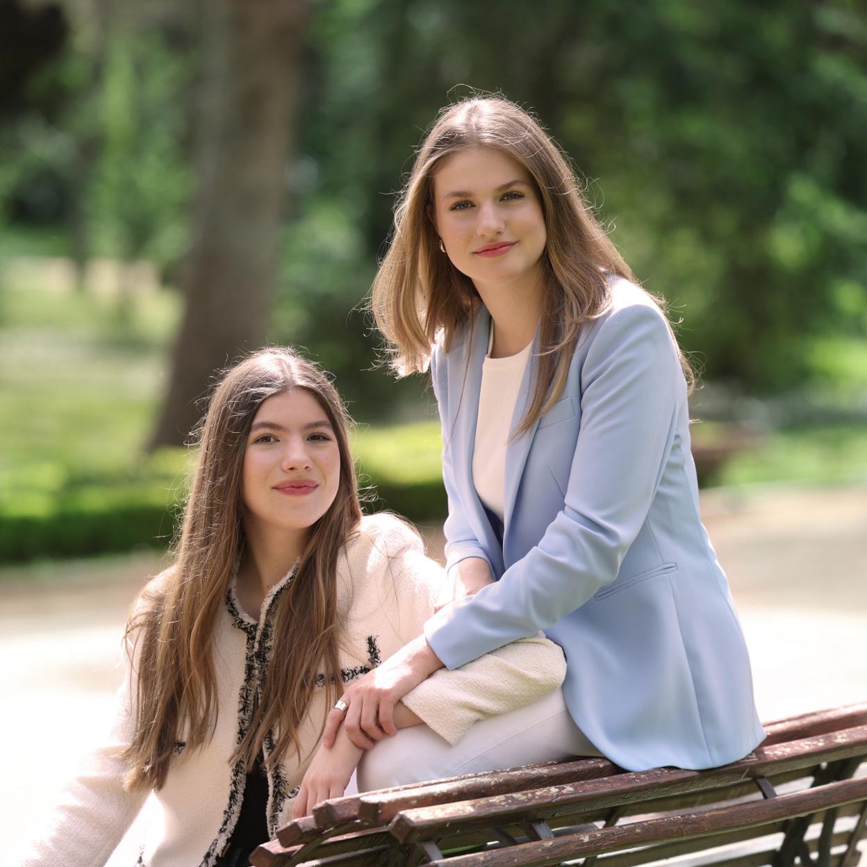 La princesa Leonor y la infanta Sofía en una imagen oficial reciente. /casa real