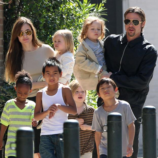 Brad Pitt y Angelina Jolie con sus hijos