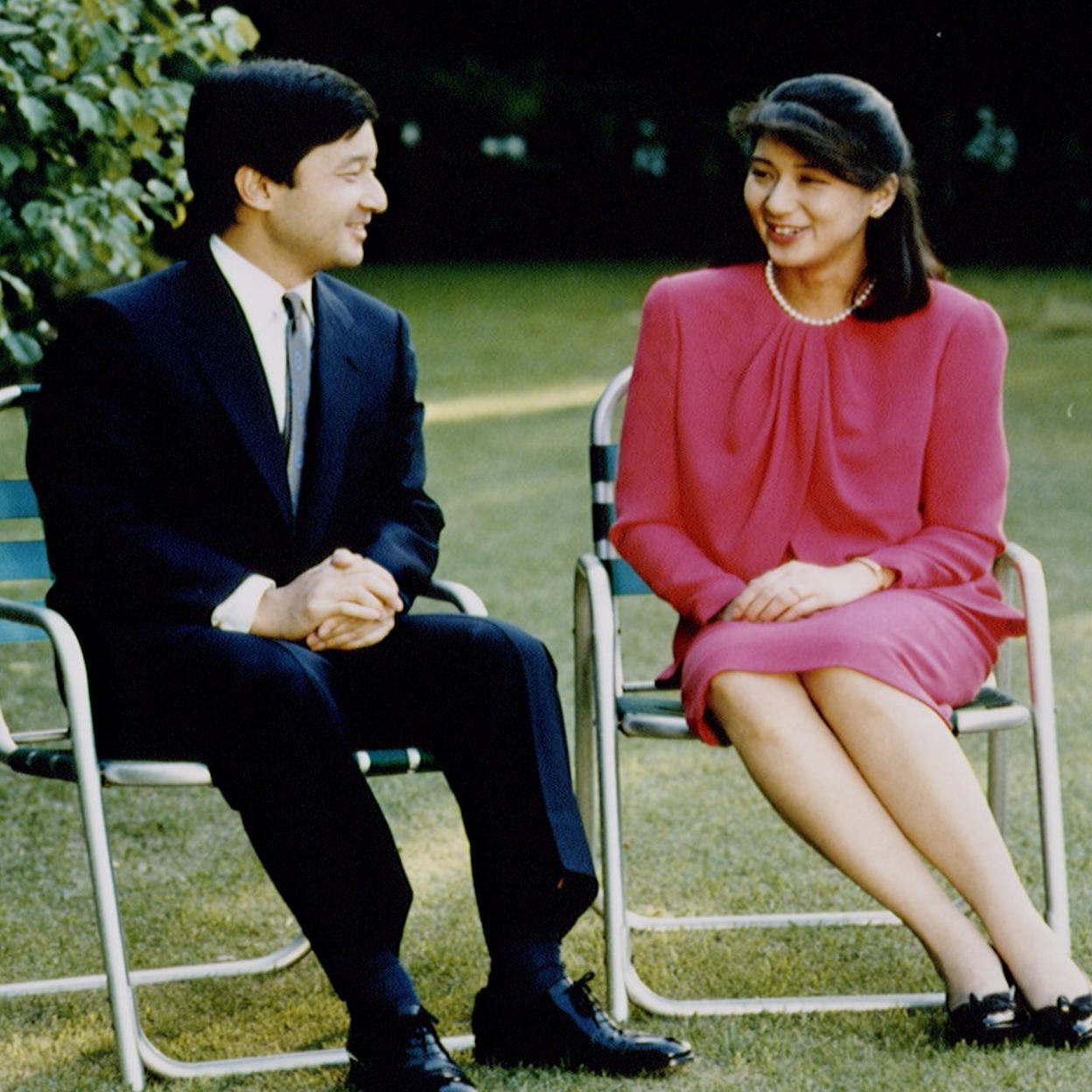 Naruhito y Masako, los emperadores de Japón, en sus días de noviazgo. /getty