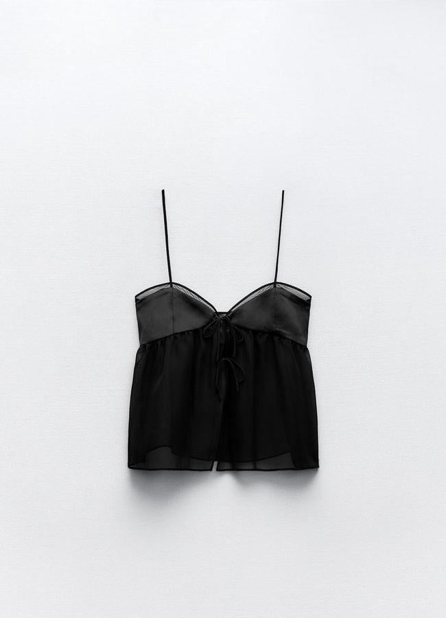 Top negro lencero de Zara, 19,95 euros.