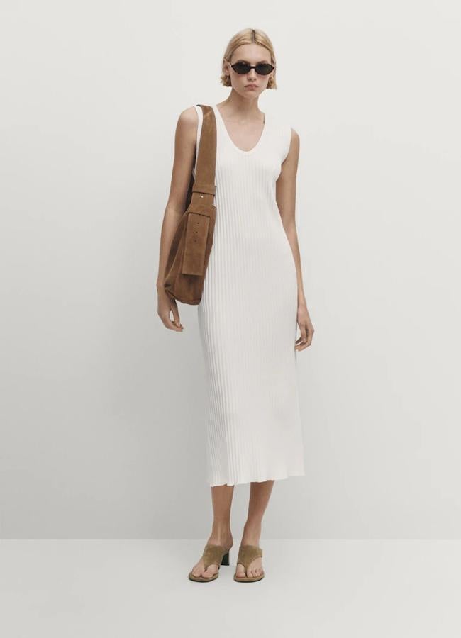 Vestido blanco de punto de Massimo Dutti.