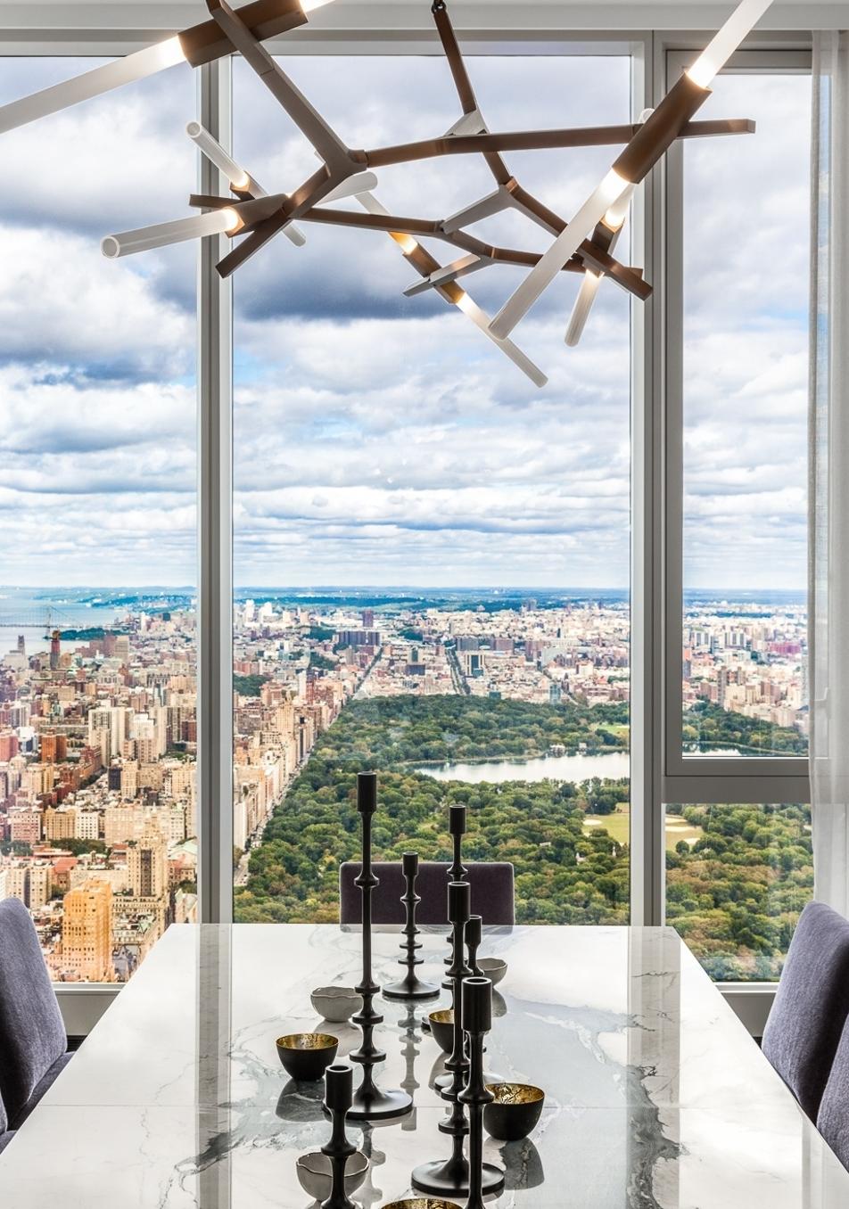 Así es el dúplex de más de 100 millones de dólares en el edificio más alto del mundo que se acaba de vender en Nueva York: 1.200 m2, impresionantes vistas a Central Park y cine privado