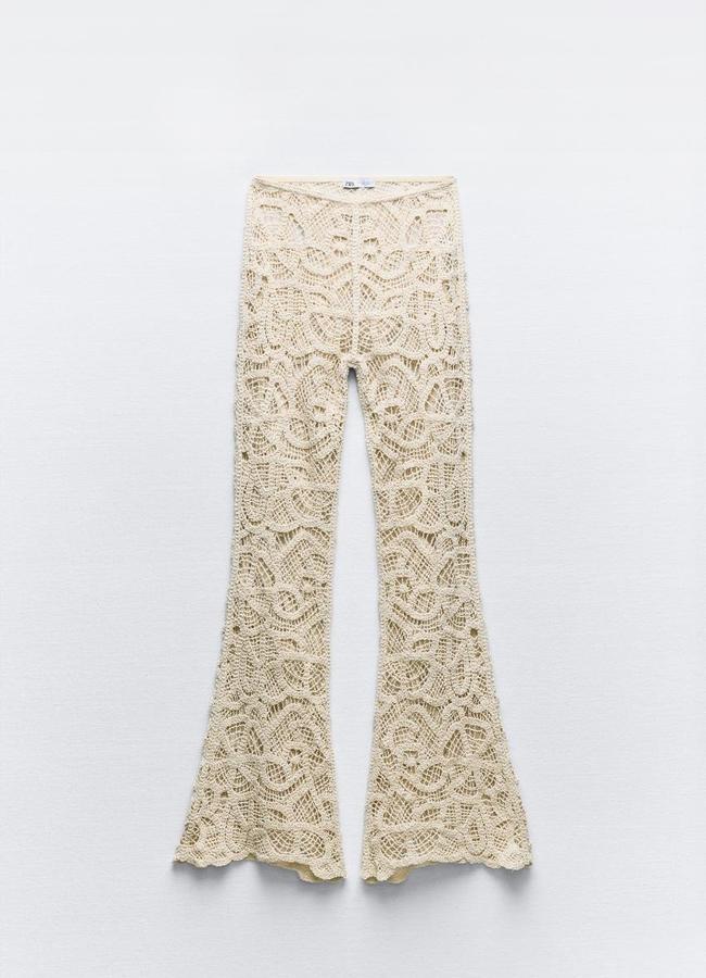 Pantalones flare de crochet de Zara, 35,95 euros.