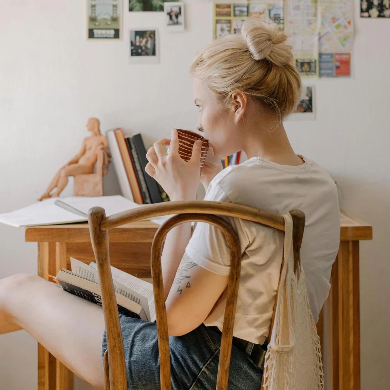 Mujer tomando té/PEXELS