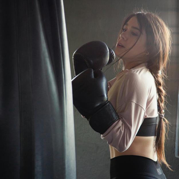 Mujer haciendo boxeo