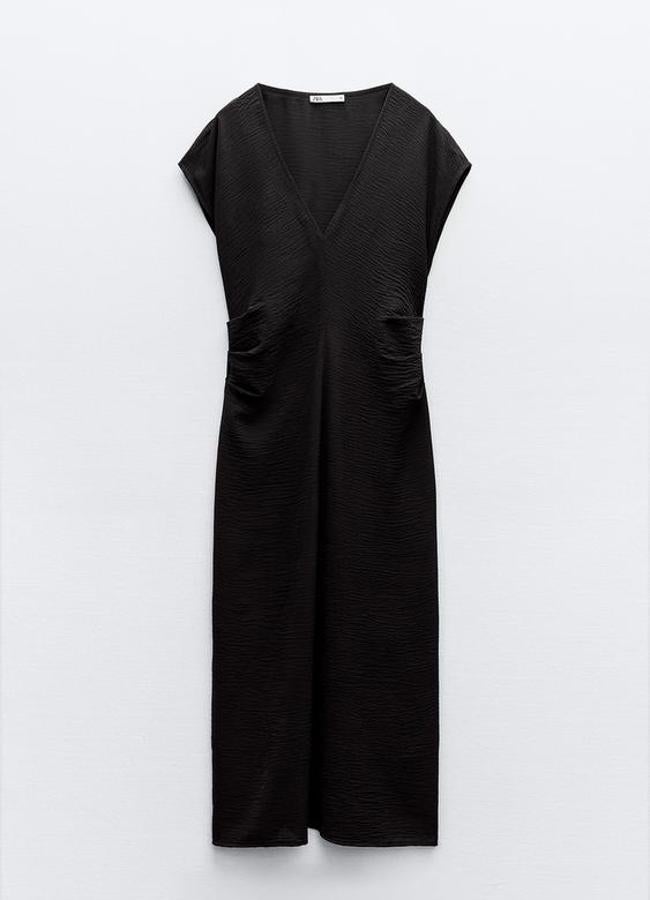 Vestido fluido frunces de Zara (12,99€)