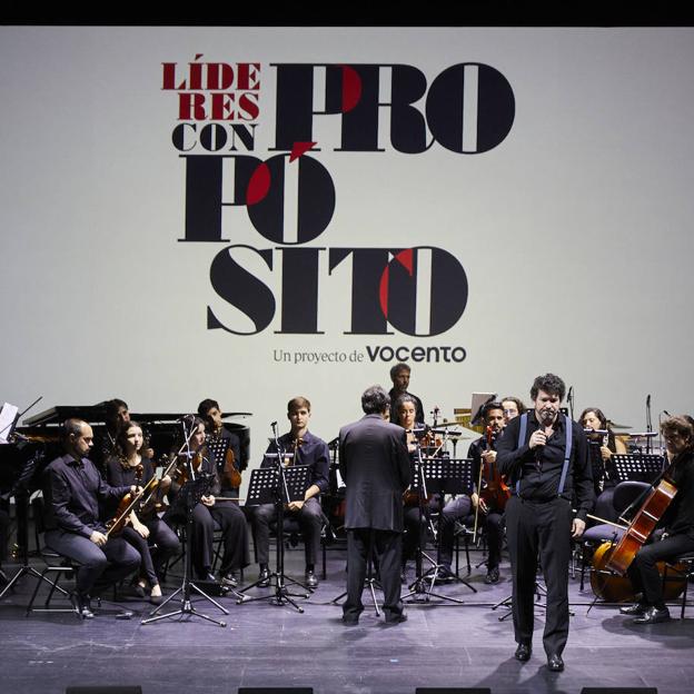 Pedro Alfaro, director de MusicalThinkers, junto con la orquesta que interpretó la Sinfonía del propósito. 