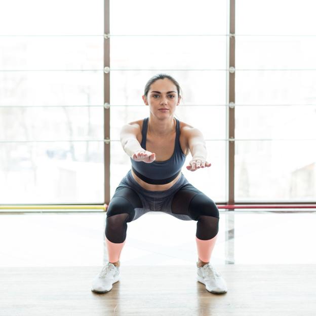 Las sentadillas son uno de los ejercicios más básicos para fortalecer todo el cuerpo. 