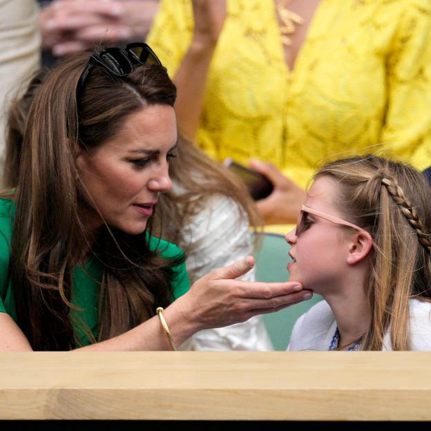 El cambio de Charlotte, de niña mimada de Kate Middleton a nueva estrella de la familia real inglesa: «Cuida mucho de su madre»