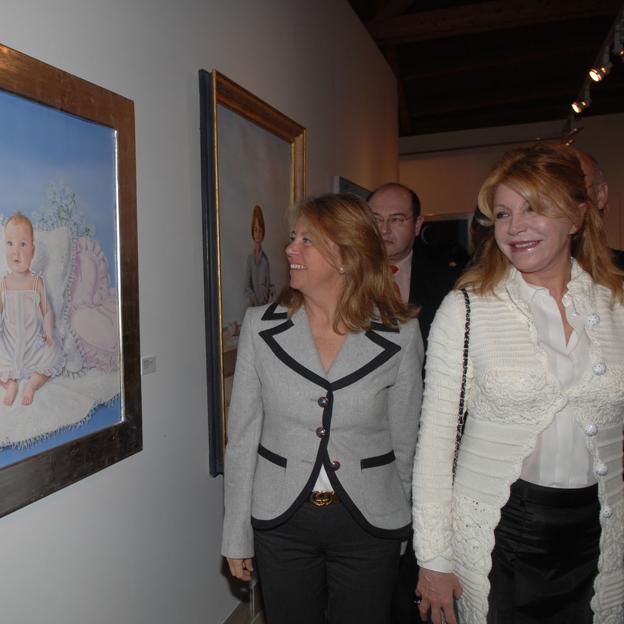 La baronesa Thyssen y la alcaldesa de Marbella, en 2008, ante el primer retrato de sus hijas. 