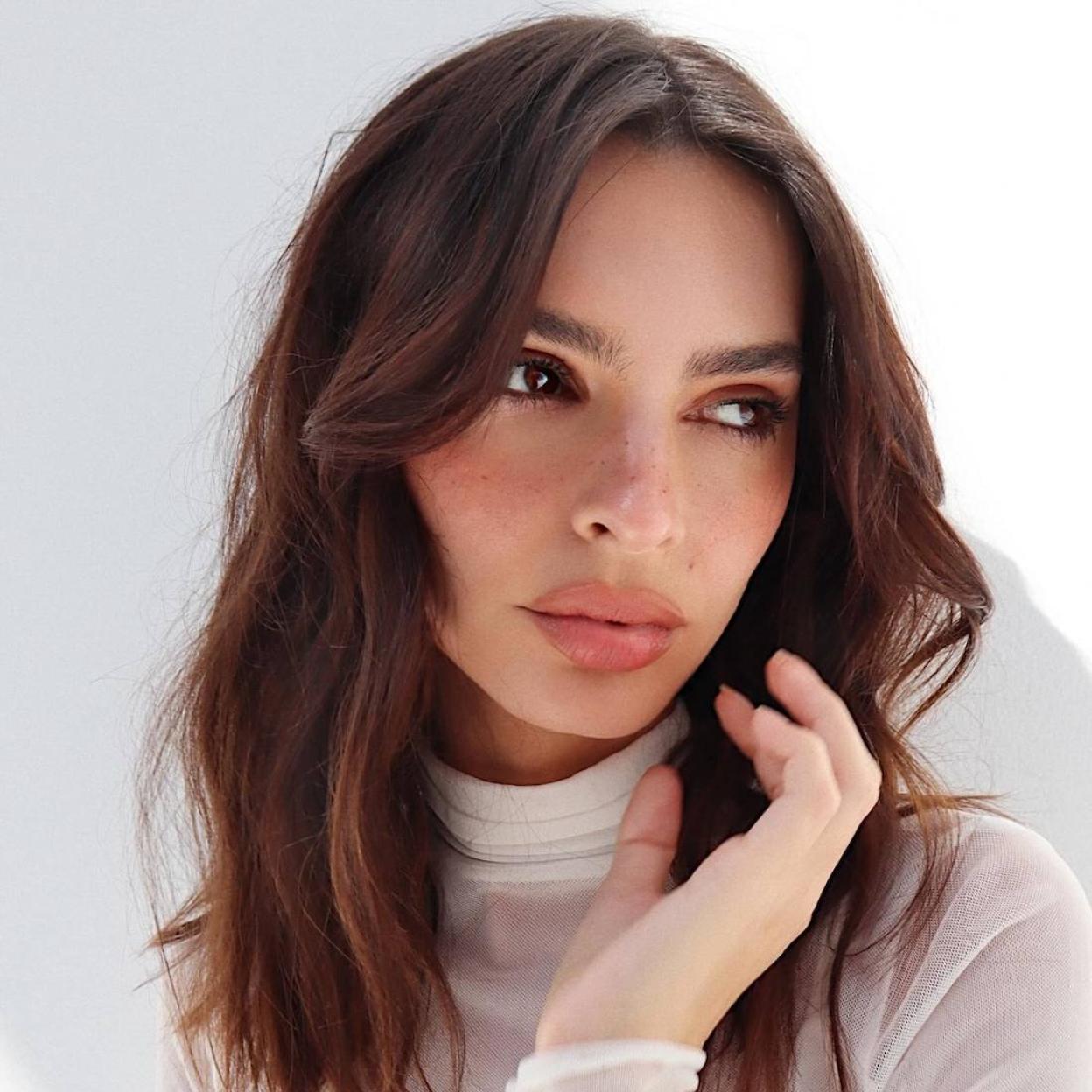 Emily Ratajkowski con lip gloss efecto 3D/@HUNGVANNGO