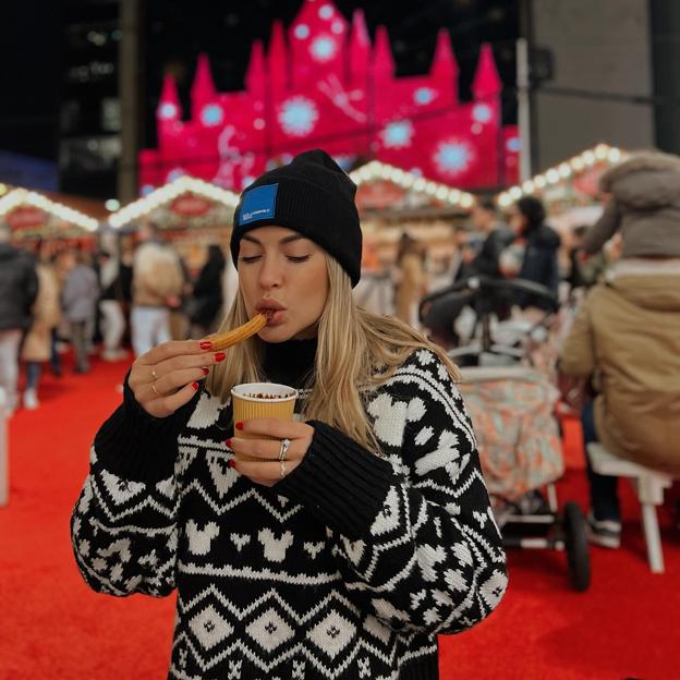 Influencer comiendo churros con chocolate. 