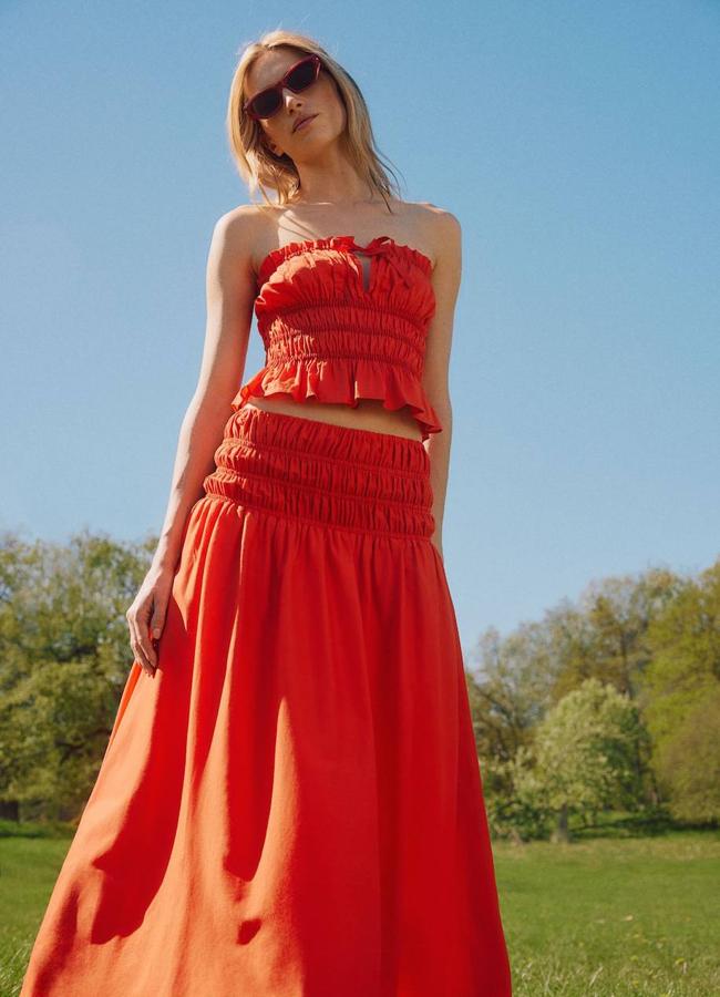 Conjunto color rojo con top y falda larga