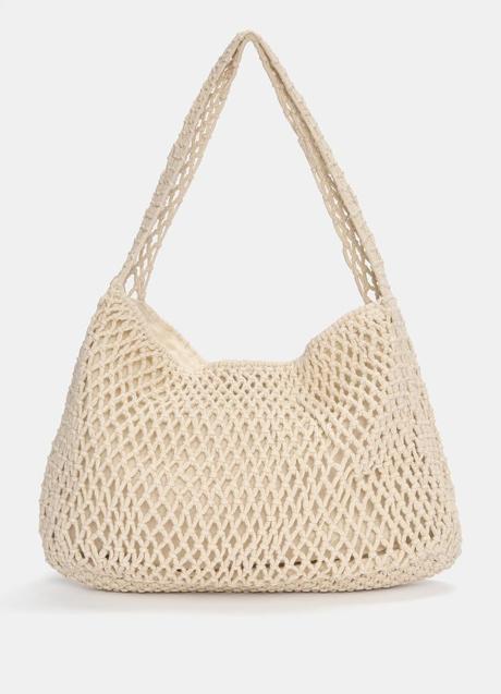 Bolso blanco de Pull & Bear (25,99 euros)