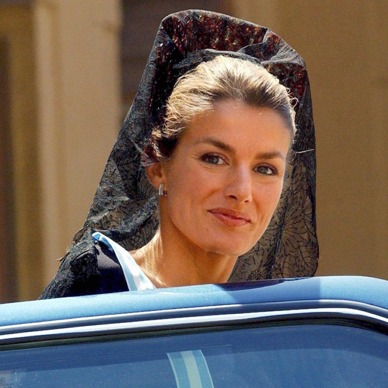 Letizia, con mantilla en su primera visita al Vaticano./getty