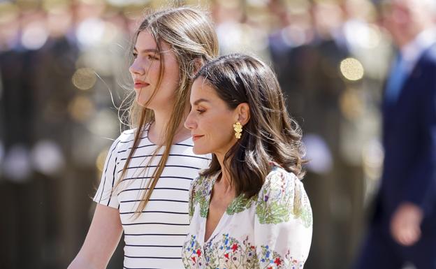 Doña Letizia y la infanta Sofía en la Entrega de Reales Despachos de Empleo en la Academia General Militar. 