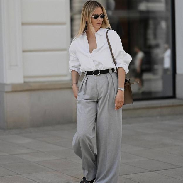 Influencer con pantalones de vestir