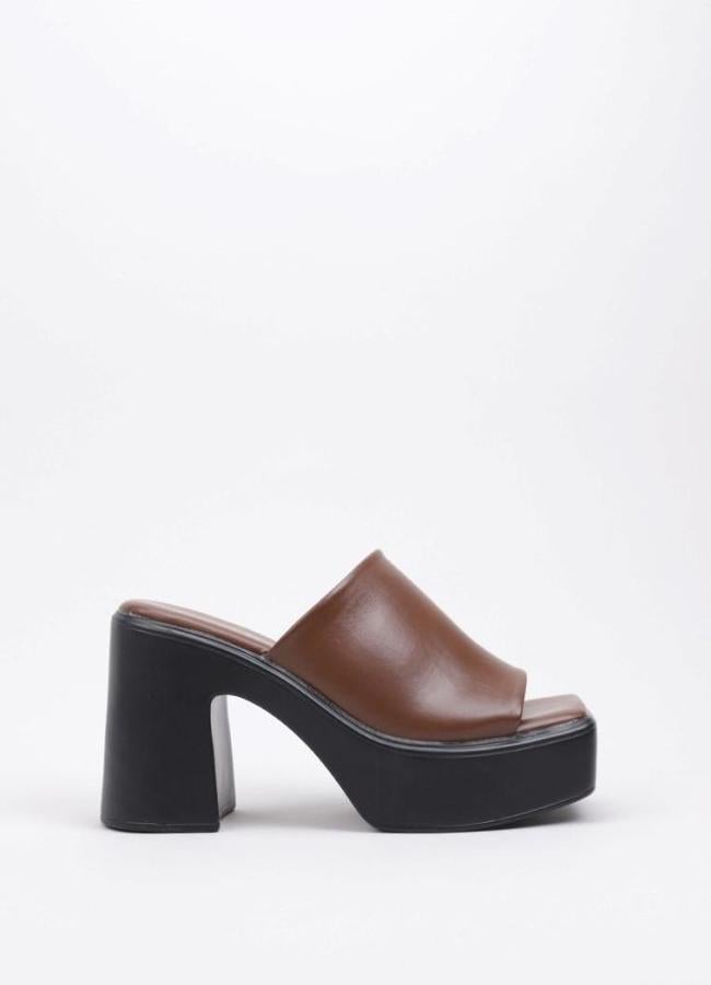 Sandalias marrones con suela negra de Krack Core (a la venta en Krack), 23,95 euros.