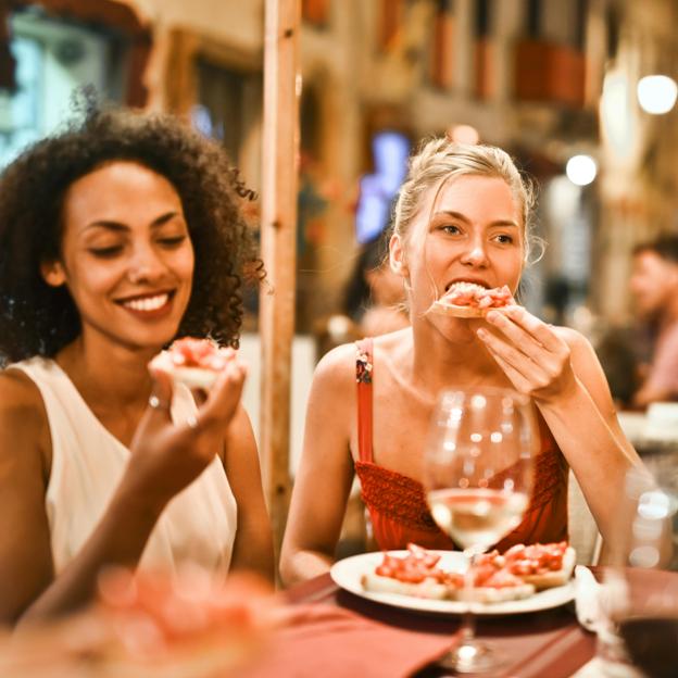 Mujeres disfrutando de una cena saludable. 