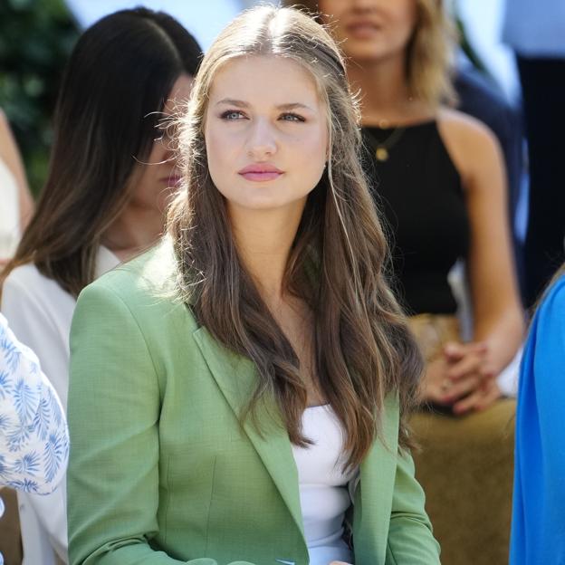 El look de Leonor en su segundo día en Girona: así es la blazer verde de lino más favorecedora de las rebajas