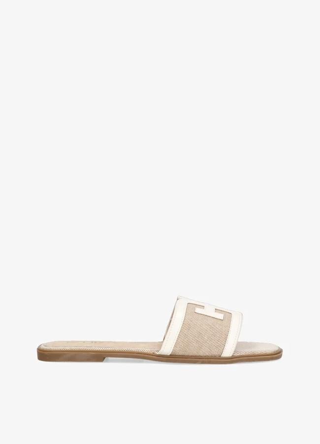 Sandalias marrón claro y balnco de Etika, 28,95 euros. 