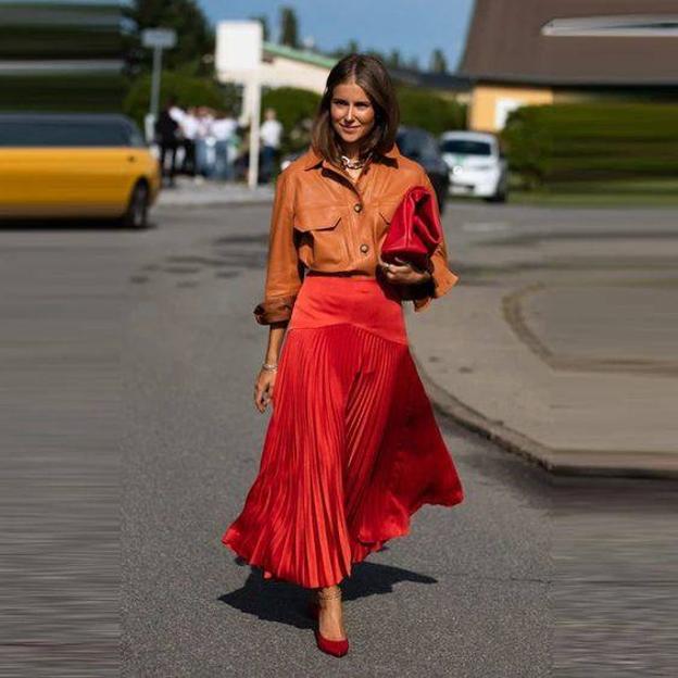 Influencer con falda roja tendencia