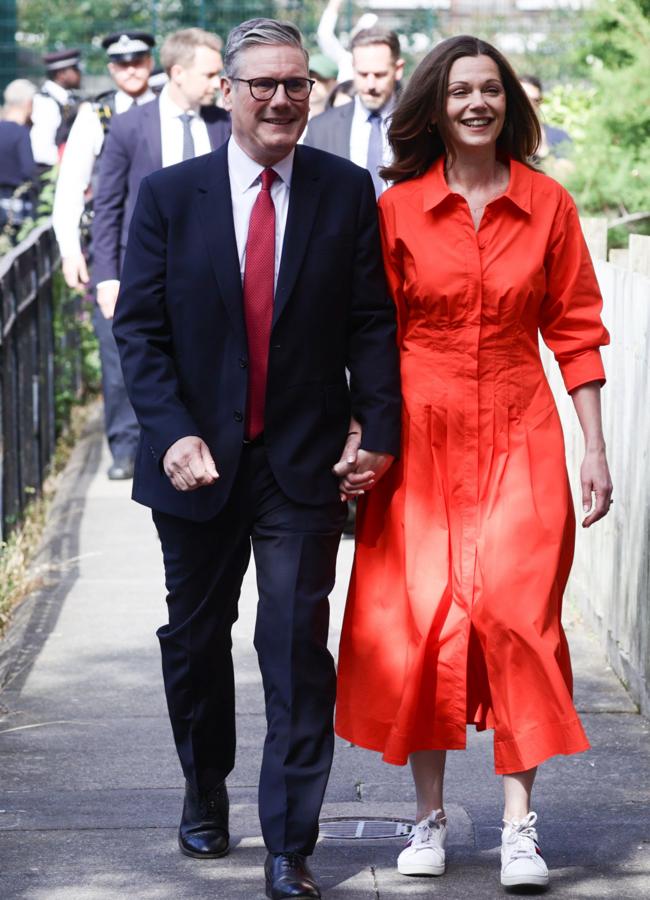 Victoria Starmer con un vestido rojo camisero. / GTRES