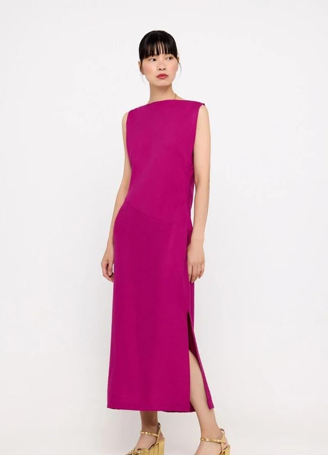 Vestido magenta de Cortefiel, 29,99 euros.