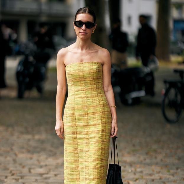 Un look de street style con un vestido de verano.