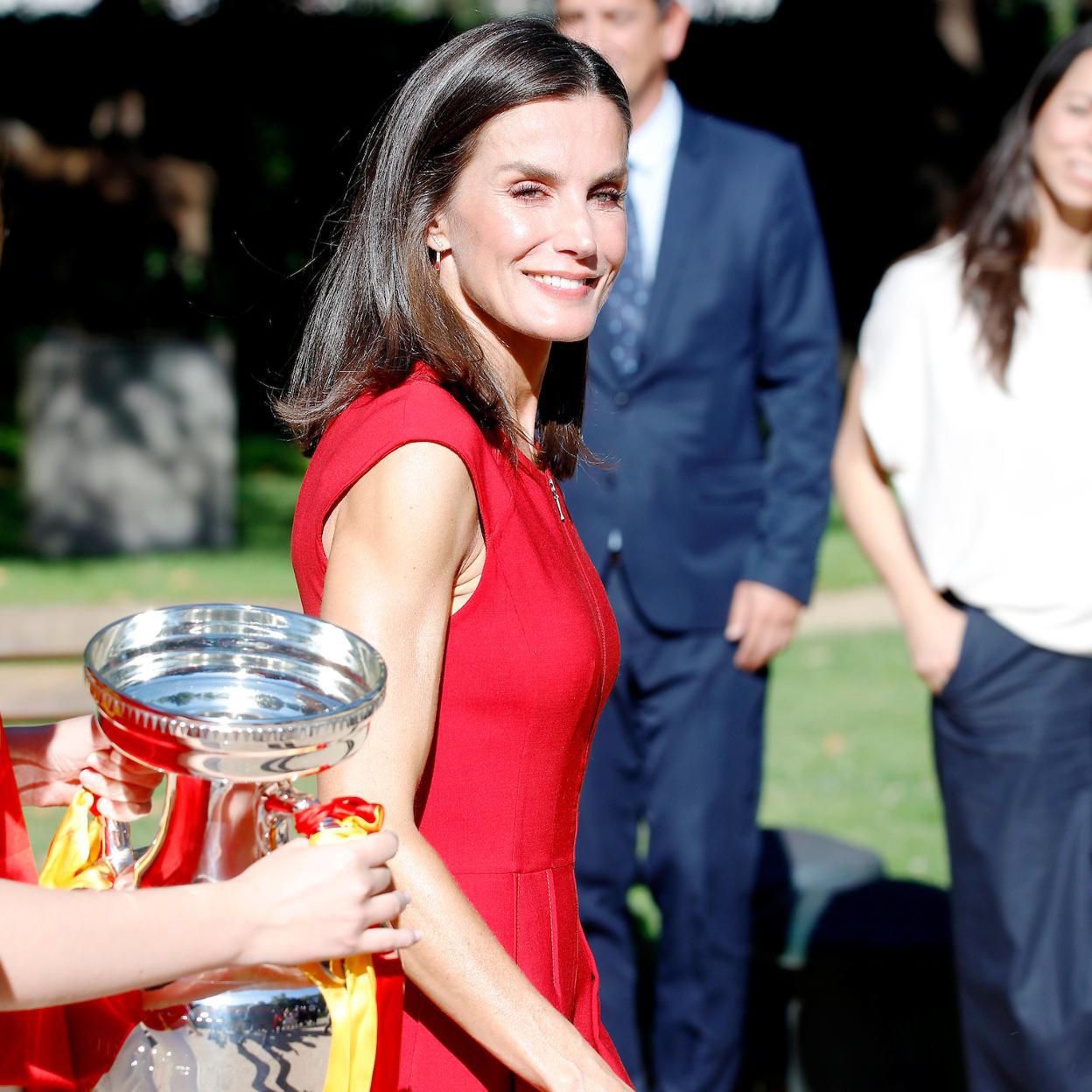 La reina Letizia se vistió con uno de sus Carolina Herrera favoritos para recibir a La Roja. /LIMITED PICTURES