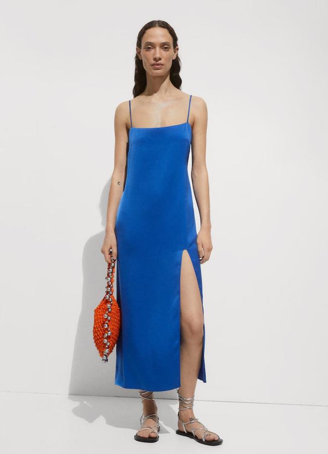 Vestido azul satinado de Mango, 25,99 euros.