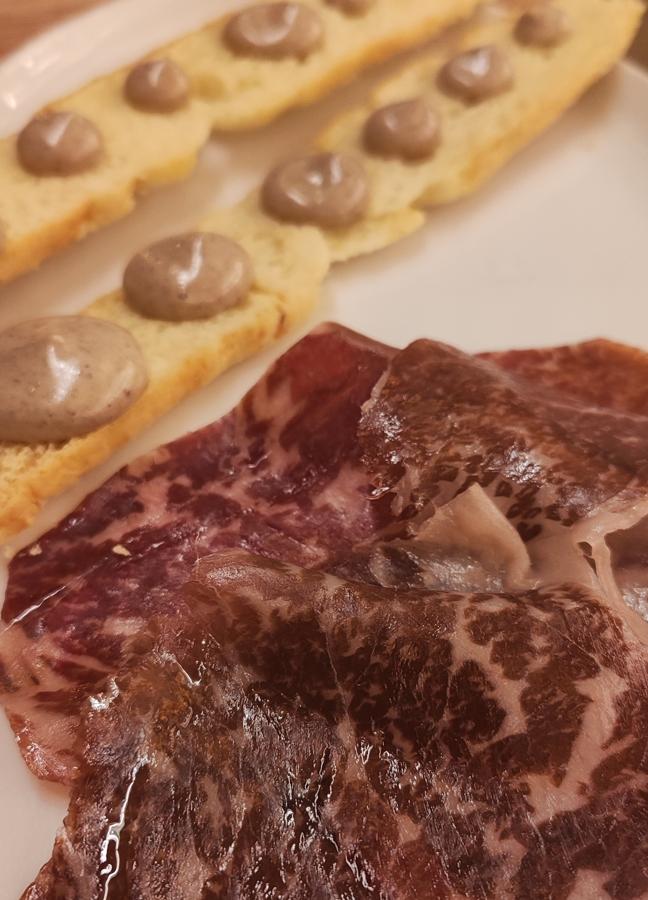 La deliciosa (e imprescindible) cecina de Wagyu de Bugao, un plato perfecto para degustar en la barra. /AFL