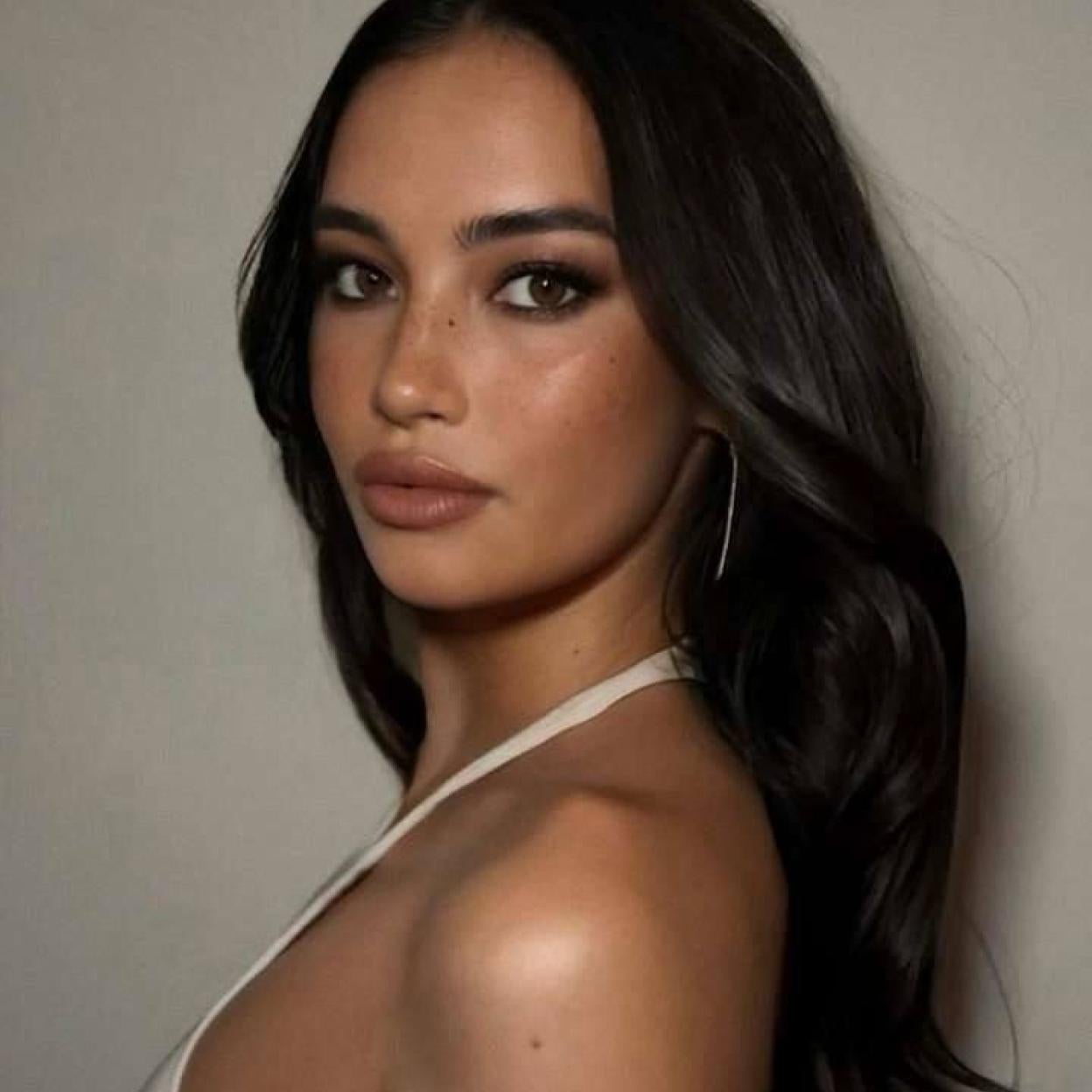 Kelsey Merritt con sérum bronceador luminoso/@JOSECORELLA